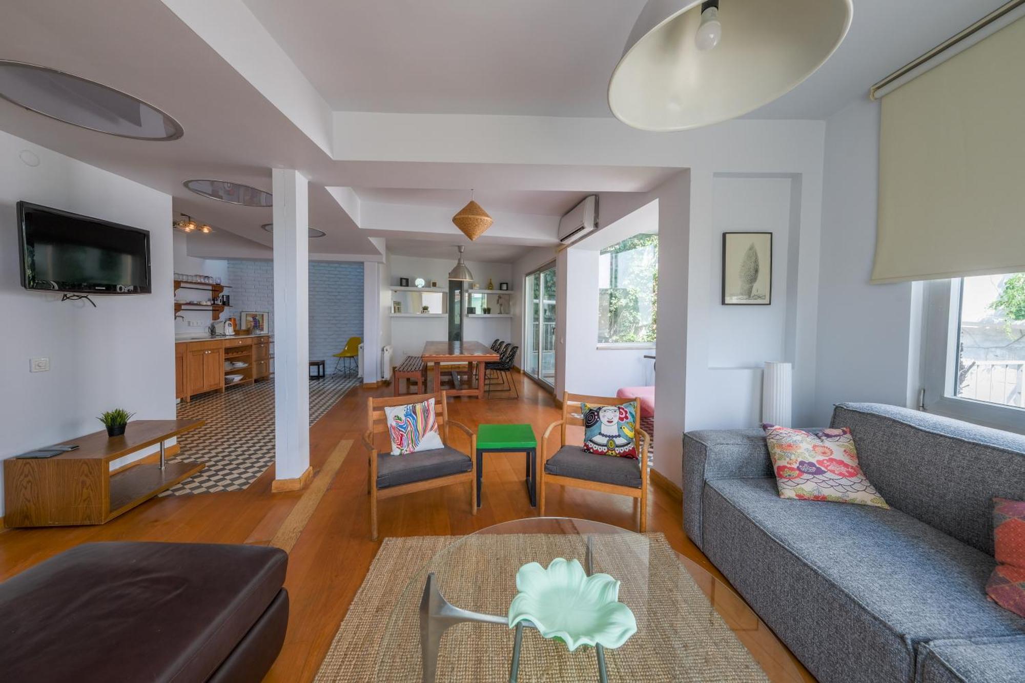 Maison Detroit : Iconic 3br Triplex W/ Great Views